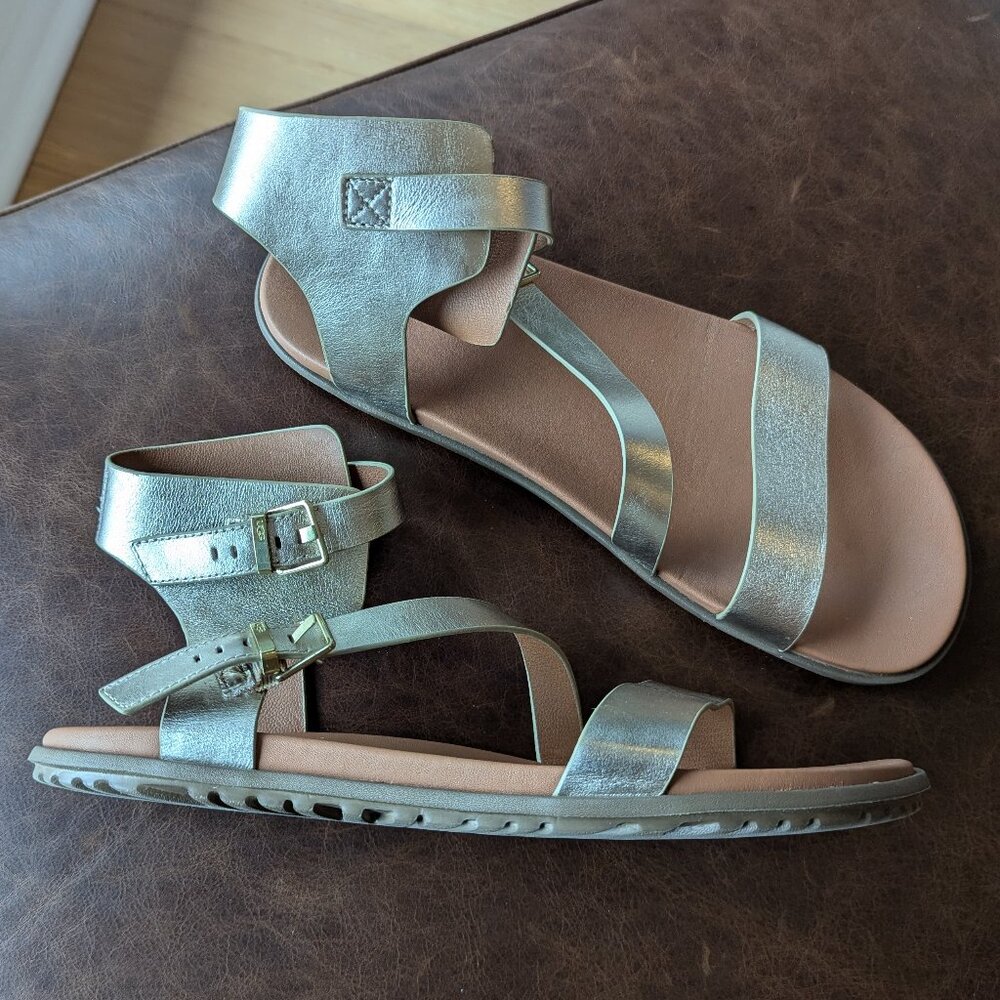 UGG Sandals / Pale Gold Metallic / Size 9.5